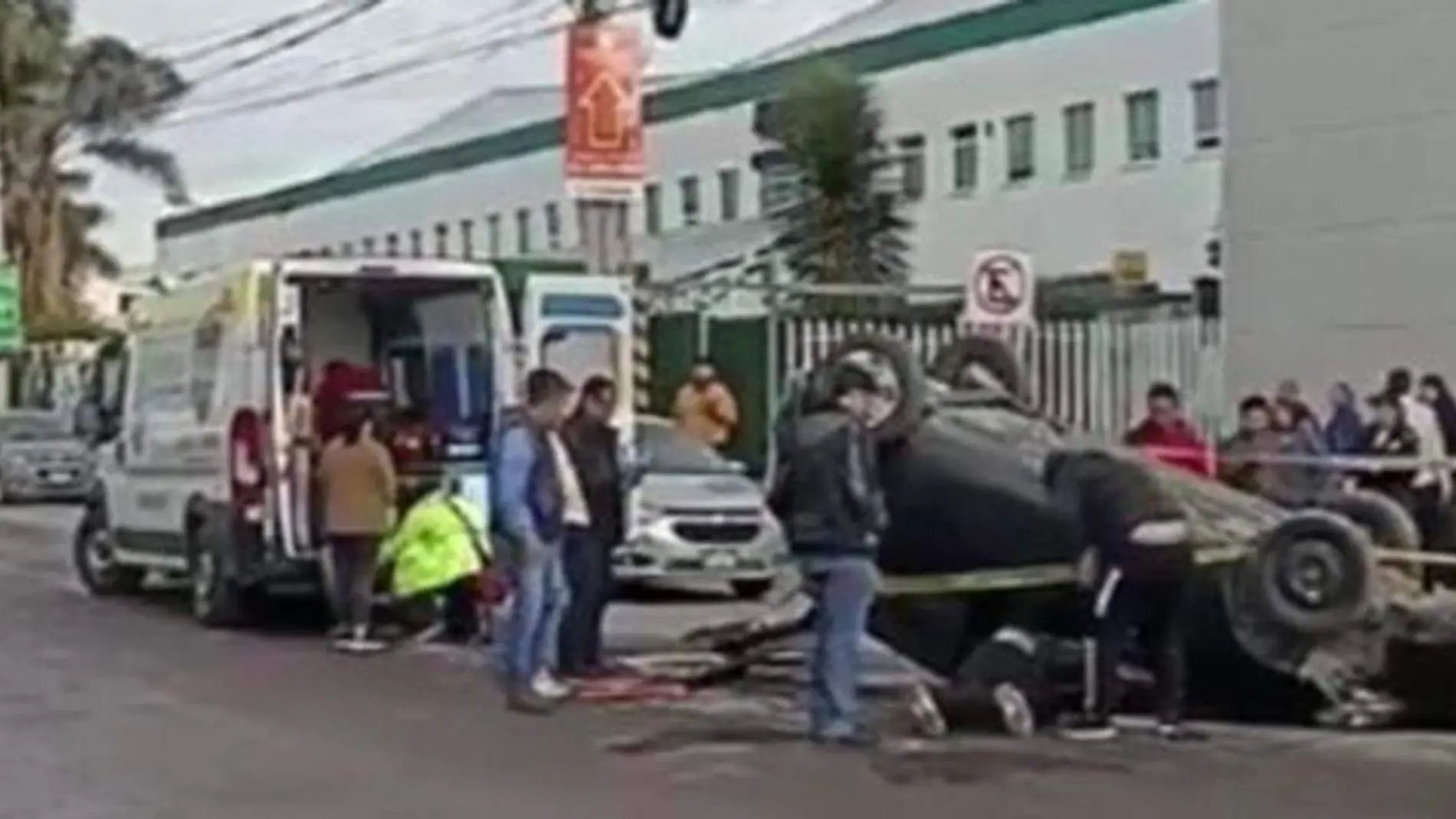 Tres lesionados y cuantiosos daños materiales dejó la volcadura de un automóvil que está mañana cayó a un bache